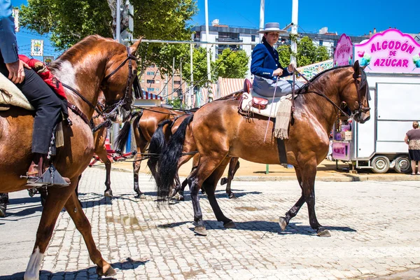 Seville, İspanya - 5 Mayıs 2022 Sevilya 'nın en ünlü festivali olan Feria de Seville' in koridorlarında geleneksel Endülüs tarzı giyinmiş