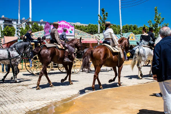 Seville, İspanya - 5 Mayıs 2022 Sevilya 'nın en ünlü festivali olan Feria de Seville' in koridorlarında geleneksel Endülüs tarzı giyinmiş