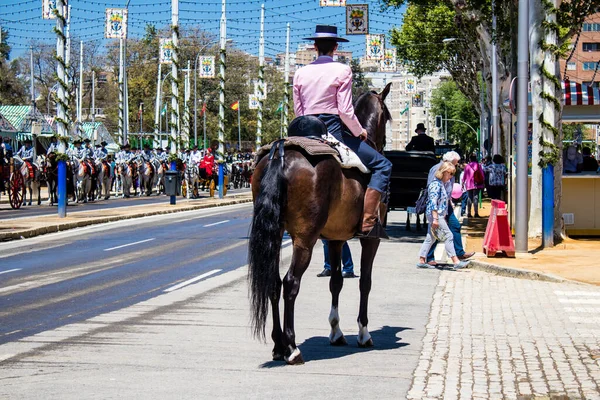 Seville, İspanya - 5 Mayıs 2022 Sevilya 'nın en ünlü festivali olan Feria de Seville' in koridorlarında geleneksel Endülüs tarzı giyinmiş