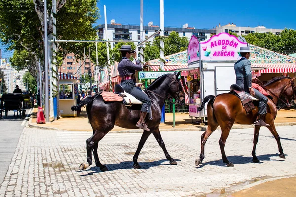 Seville, İspanya - 5 Mayıs 2022 Sevilya 'nın en ünlü festivali olan Feria de Seville' in koridorlarında geleneksel Endülüs tarzı giyinmiş