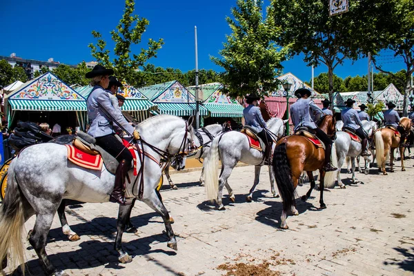 Seville, İspanya - 5 Mayıs 2022 Sevilya 'nın en ünlü festivali olan Feria de Seville' in koridorlarında geleneksel Endülüs tarzı giyinmiş