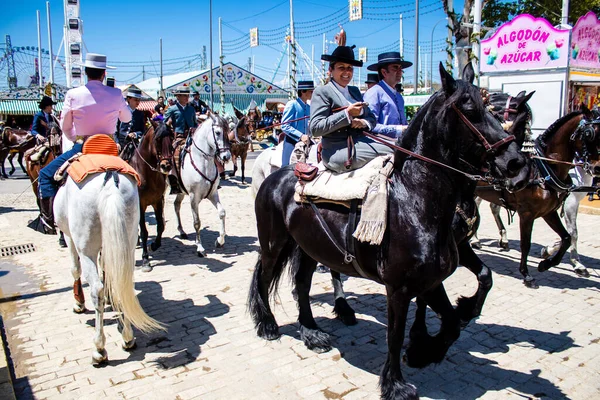 Seville, İspanya - 5 Mayıs 2022 Sevilya 'nın en ünlü festivali olan Feria de Seville' in koridorlarında geleneksel Endülüs tarzı giyinmiş