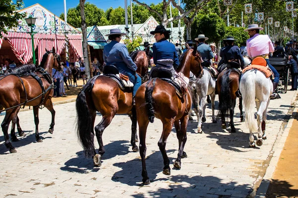 Seville, İspanya - 5 Mayıs 2022 Sevilya 'nın en ünlü festivali olan Feria de Seville' in koridorlarında geleneksel Endülüs tarzı giyinmiş