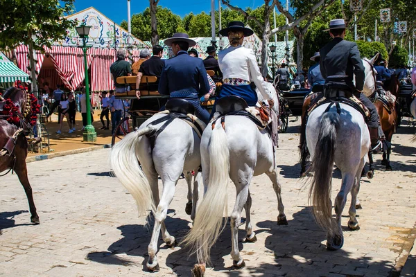 Seville, İspanya - 5 Mayıs 2022 Sevilya 'nın en ünlü festivali olan Feria de Seville' in koridorlarında geleneksel Endülüs tarzı giyinmiş