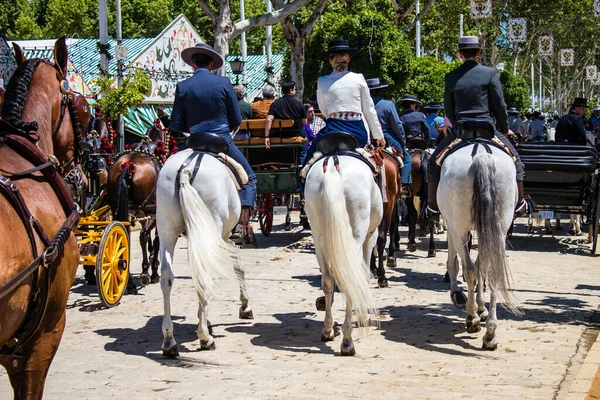 Seville, İspanya - 5 Mayıs 2022 Sevilya 'nın en ünlü festivali olan Feria de Seville' in koridorlarında geleneksel Endülüs tarzı giyinmiş