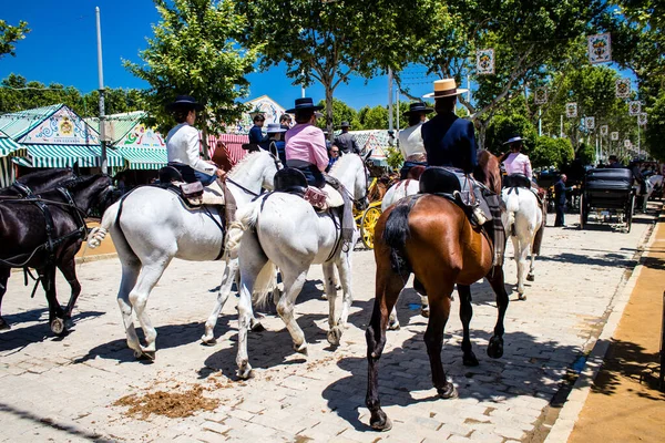 Seville, İspanya - 5 Mayıs 2022 Sevilya 'nın en ünlü festivali olan Feria de Seville' in koridorlarında geleneksel Endülüs tarzı giyinmiş