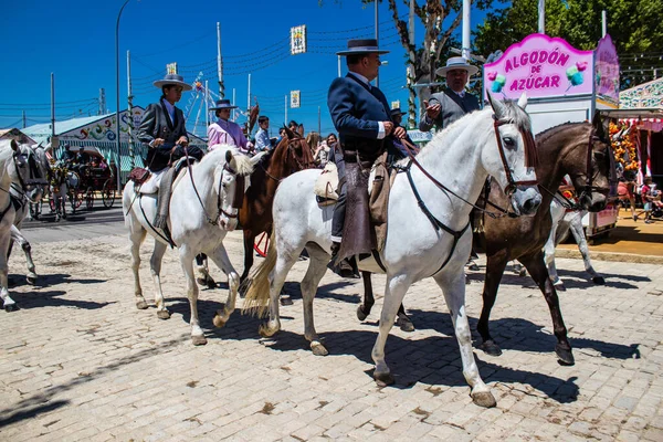 Seville, İspanya - 5 Mayıs 2022 Sevilya 'nın en ünlü festivali olan Feria de Seville' in koridorlarında geleneksel Endülüs tarzı giyinmiş