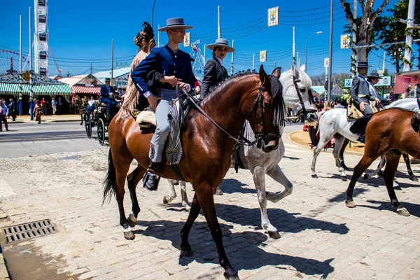 Seville, İspanya - 5 Mayıs 2022 Sevilya 'nın en ünlü festivali olan Feria de Seville' in koridorlarında geleneksel Endülüs tarzı giyinmiş