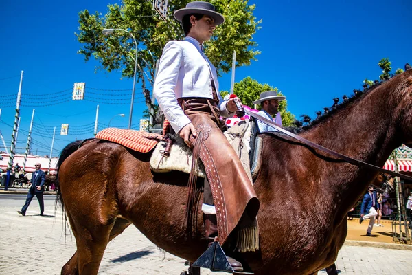 Seville, İspanya - 5 Mayıs 2022 Sevilya 'nın en ünlü festivali olan Feria de Seville' in koridorlarında geleneksel Endülüs tarzı giyinmiş