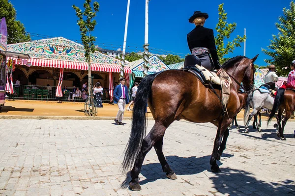 Seville, İspanya - 5 Mayıs 2022 Sevilya 'nın en ünlü festivali olan Feria de Seville' in koridorlarında geleneksel Endülüs tarzı giyinmiş
