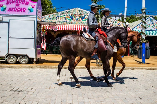 Seville, İspanya - 5 Mayıs 2022 Sevilya 'nın en ünlü festivali olan Feria de Seville' in koridorlarında geleneksel Endülüs tarzı giyinmiş