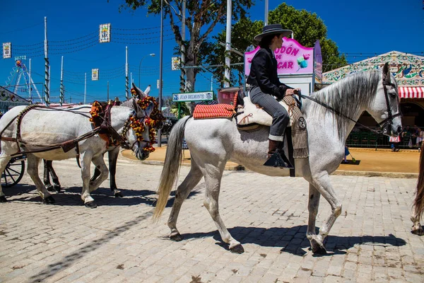 Seville, İspanya - 5 Mayıs 2022 Sevilya 'nın en ünlü festivali olan Feria de Seville' in koridorlarında geleneksel Endülüs tarzı giyinmiş