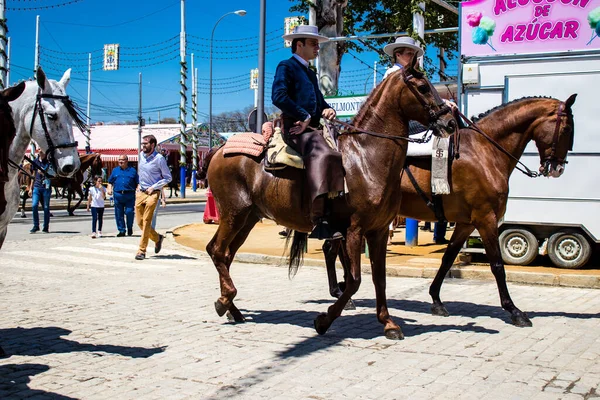 Seville, İspanya - 5 Mayıs 2022 Sevilya 'nın en ünlü festivali olan Feria de Seville' in koridorlarında geleneksel Endülüs tarzı giyinmiş