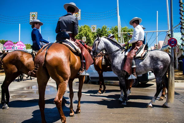 Siviglia Spagna Maggio 2022 Cavalieri Sivigliani Vestiti Modo Tradizionale Andaluso — Foto Stock