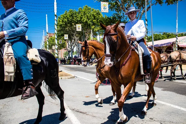 Seville, İspanya - 5 Mayıs 2022 Sevilya 'nın en ünlü festivali olan Feria de Seville' in koridorlarında geleneksel Endülüs tarzı giyinmiş