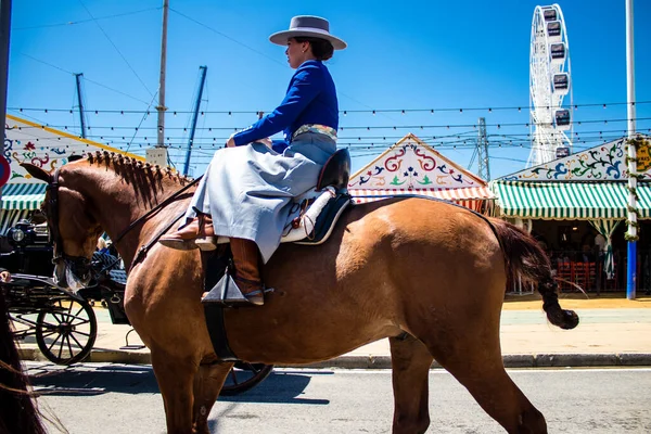 Seville, İspanya - 5 Mayıs 2022 Sevilya 'nın en ünlü festivali olan Feria de Seville' in koridorlarında geleneksel Endülüs tarzı giyinmiş