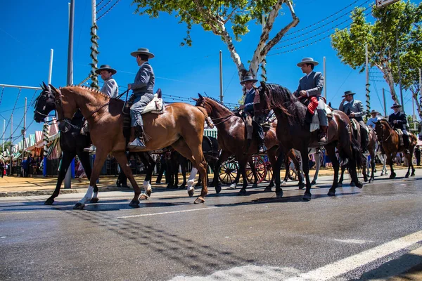 Seville, İspanya - 5 Mayıs 2022 Sevilya 'nın en ünlü festivali olan Feria de Seville' in koridorlarında geleneksel Endülüs tarzı giyinmiş