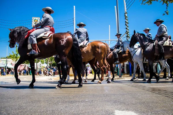 Seville, İspanya - 5 Mayıs 2022 Sevilya 'nın en ünlü festivali olan Feria de Seville' in koridorlarında geleneksel Endülüs tarzı giyinmiş