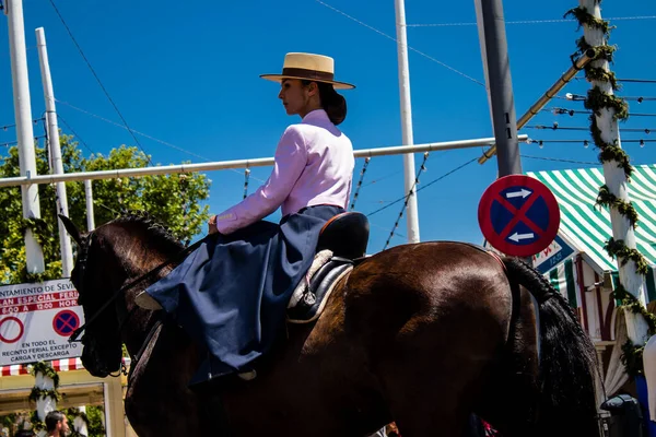 Sevilla Španělsko Květen 2022 Sevillian Jezdci Oblečeni Tradičním Andaluským Způsobem — Stock fotografie