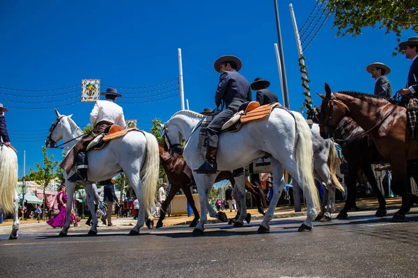 Seville, İspanya - 5 Mayıs 2022 Sevilya 'nın en ünlü festivali olan Feria de Seville' in koridorlarında geleneksel Endülüs tarzı giyinmiş