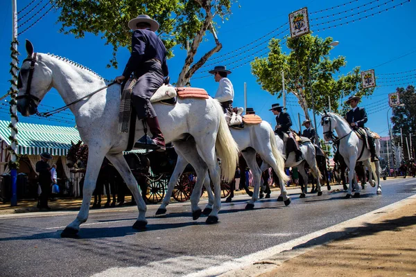 Seville, İspanya - 5 Mayıs 2022 Sevilya 'nın en ünlü festivali olan Feria de Seville' in koridorlarında geleneksel Endülüs tarzı giyinmiş