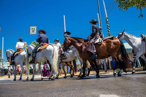 Seville, İspanya - 5 Mayıs 2022 Sevilya 'nın en ünlü festivali olan Feria de Seville' in koridorlarında geleneksel Endülüs tarzı giyinmiş