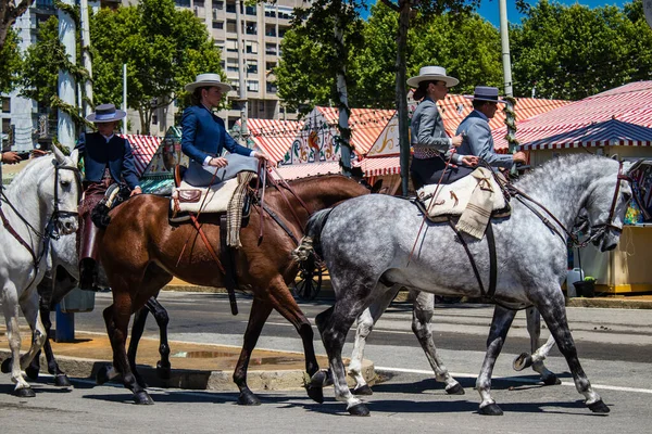 Seville, İspanya - 5 Mayıs 2022 Sevilya 'nın en ünlü festivali olan Feria de Seville' in koridorlarında geleneksel Endülüs tarzı giyinmiş