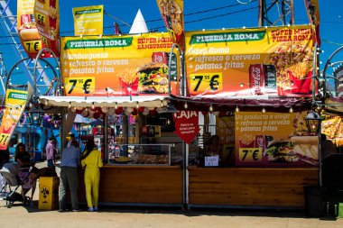 Seville, İspanya - 05 Mayıs 2022 Feria de Sevilla lunaparkı, eğlence ve gezintiler tekrar açıldı.