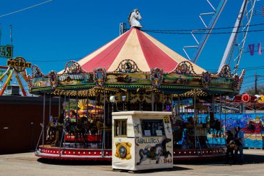 Seville, İspanya - 05 Mayıs 2022 Feria de Sevilla lunaparkı, eğlence ve gezintiler tekrar açıldı.