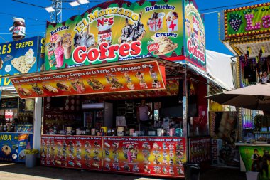 Seville, İspanya - 05 Mayıs 2022 Feria de Sevilla lunaparkı, eğlence ve gezintiler tekrar açıldı.