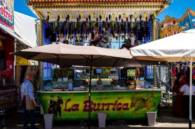 Seville, İspanya - 05 Mayıs 2022 Feria de Sevilla lunaparkı, eğlence ve gezintiler tekrar açıldı.