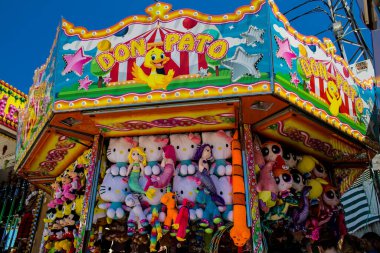 Seville, İspanya - 05 Mayıs 2022 Feria de Sevilla lunaparkı, eğlence ve gezintiler tekrar açıldı.