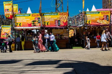 Seville, İspanya - 05 Mayıs 2022 Feria de Sevilla lunaparkı, eğlence ve gezintiler tekrar açıldı.
