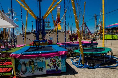 Seville, İspanya - 05 Mayıs 2022 Feria de Sevilla lunaparkı, eğlence ve gezintiler tekrar açıldı.