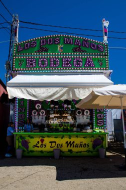 Seville, İspanya - 05 Mayıs 2022 Feria de Sevilla lunaparkı, eğlence ve gezintiler tekrar açıldı.