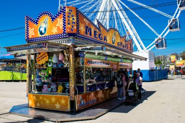 Seville, İspanya - 05 Mayıs 2022 Feria de Sevilla lunaparkı, eğlence ve gezintiler tekrar açıldı.