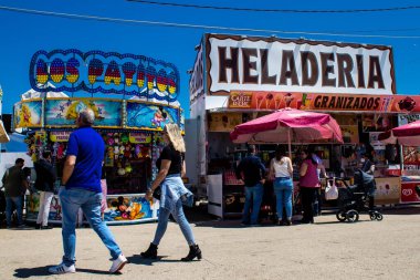 Seville, İspanya - 05 Mayıs 2022 Feria de Sevilla lunaparkı, eğlence ve gezintiler tekrar açıldı.
