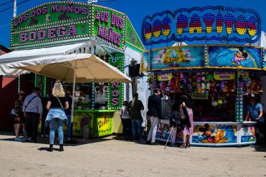 Seville, İspanya - 05 Mayıs 2022 Feria de Sevilla lunaparkı, eğlence ve gezintiler tekrar açıldı.