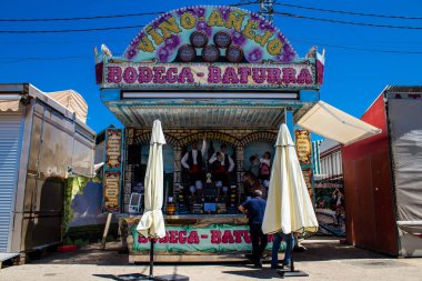 Seville, İspanya - 05 Mayıs 2022 Feria de Sevilla lunaparkı, eğlence ve gezintiler tekrar açıldı.