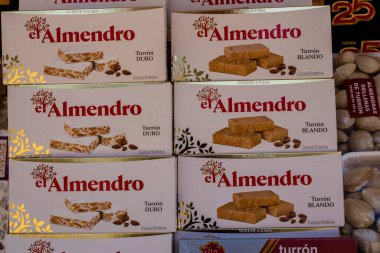 Seville, İspanya - 05 Mayıs 2022 Feria de Sevilla lunaparkı, eğlence ve gezintiler tekrar açıldı.