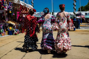Seville, İspanya - 05 Mayıs 2022 Feria de Sevilla lunaparkı, eğlence ve gezintiler tekrar açıldı.