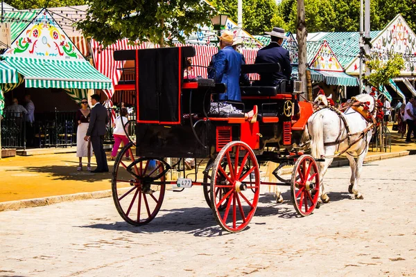 西班牙塞维利亚 2022年5月5日 身着传统安达卢西亚风格服装的塞维利亚人乘坐马车穿过塞维利亚走廊 这是西班牙最有名的节日 — 图库照片