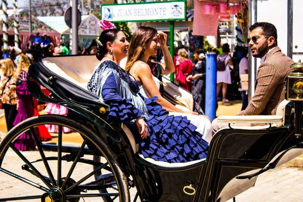 西班牙塞维利亚 2022年5月5日 身着传统安达卢西亚风格服装的塞维利亚人乘坐马车穿过塞维利亚走廊 这是西班牙最有名的节日 — 图库照片