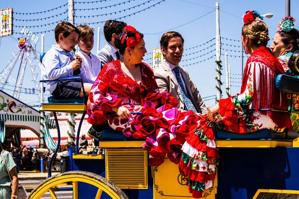 Sevilha Espanha Maio 2022 Sevilhanos Vestidos Maneira Tradicional Andaluza Montando — Fotografia de Stock