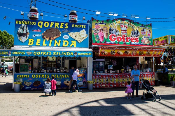 Seville, İspanya - 05 Mayıs 2022 Feria de Sevilla lunaparkı, eğlence ve gezintiler tekrar açıldı.