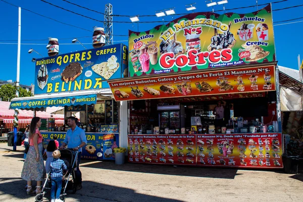 Seville, İspanya - 05 Mayıs 2022 Feria de Sevilla lunaparkı, eğlence ve gezintiler tekrar açıldı.
