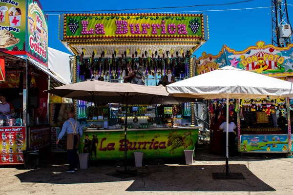 Seville, İspanya - 05 Mayıs 2022 Feria de Sevilla lunaparkı, eğlence ve gezintiler tekrar açıldı.