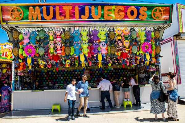 Seville, İspanya - 05 Mayıs 2022 Feria de Sevilla lunaparkı, eğlence ve gezintiler tekrar açıldı.