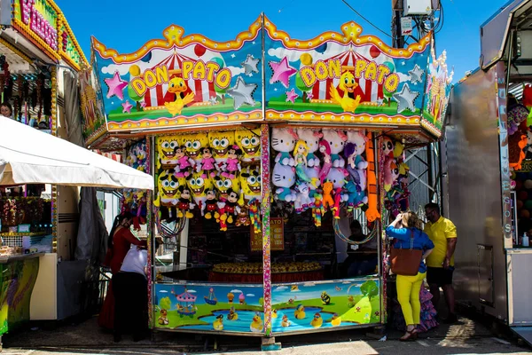 Seville, İspanya - 05 Mayıs 2022 Feria de Sevilla lunaparkı, eğlence ve gezintiler tekrar açıldı.