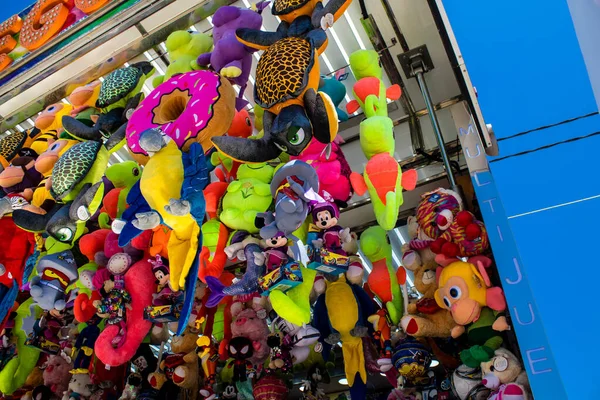 Seville, İspanya - 05 Mayıs 2022 Feria de Sevilla lunaparkı, eğlence ve gezintiler tekrar açıldı.